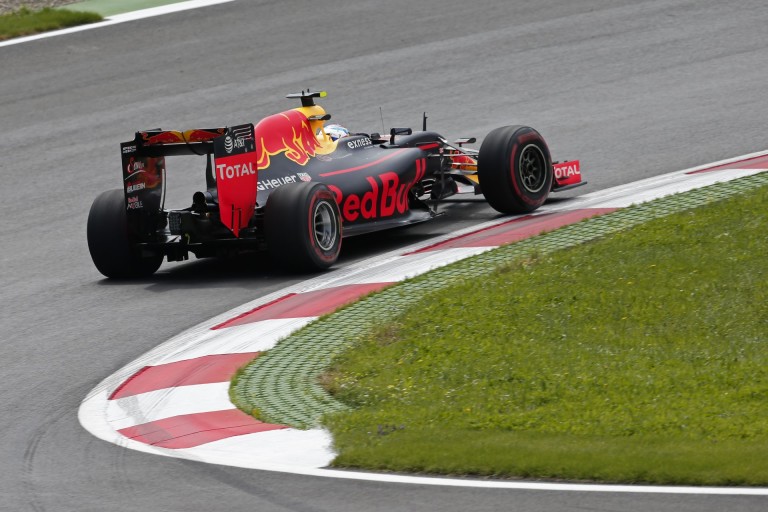 Látványos kicsúszások és Verstappen balesete a Red Bull Ringről