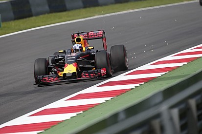 Ennél menőbb Red Bull cipellő nincs
