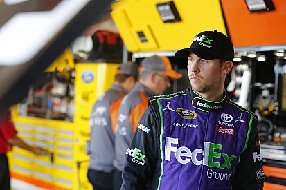 Denny Hamlin vence a Kyle Larson por la pole en Richmond