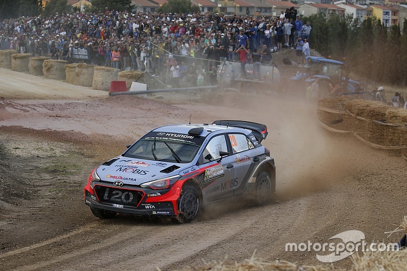WRC Italia: Neuville unggul atas Latvala setelah hari Jumat pagi