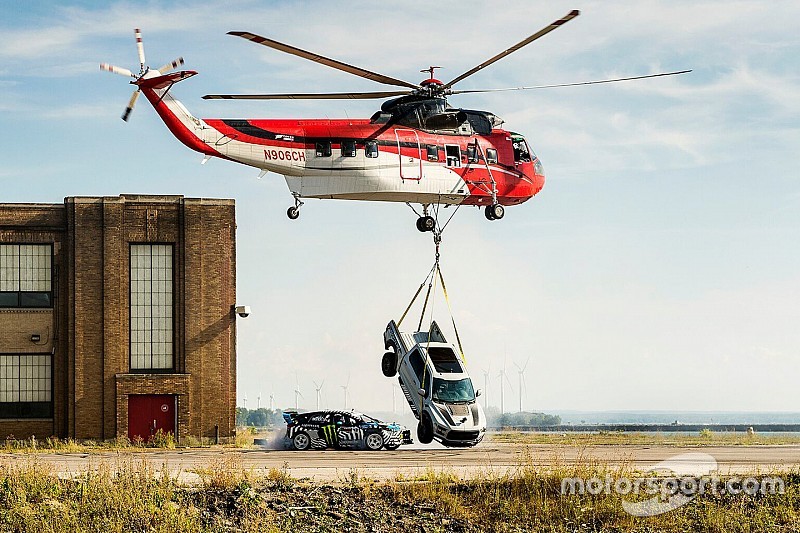 Galería: Ken Block hace de las suyas en una fábrica