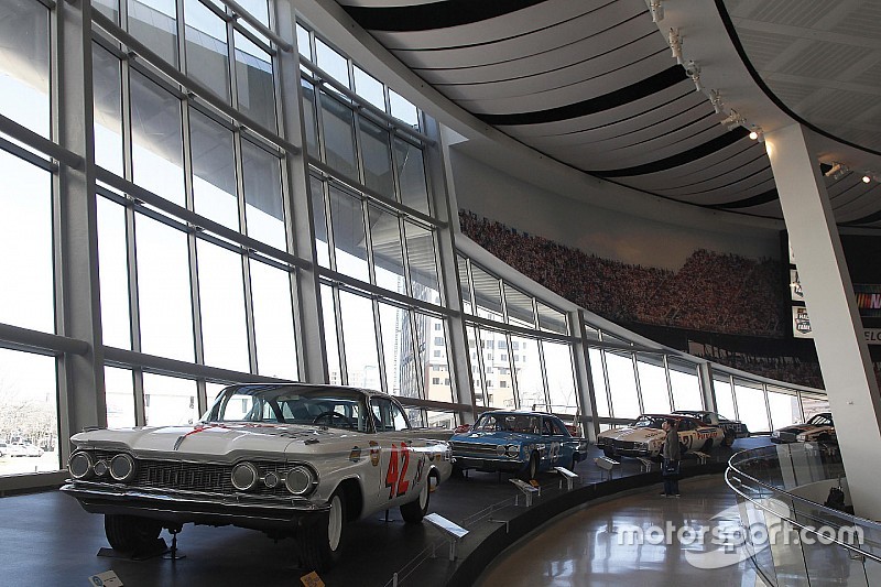 Daños al Salón de la Fama de NASCAR durante una violenta protesta