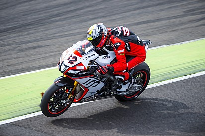 Савадорі приєднався до заводської команди Aprilia в серії Супербайк