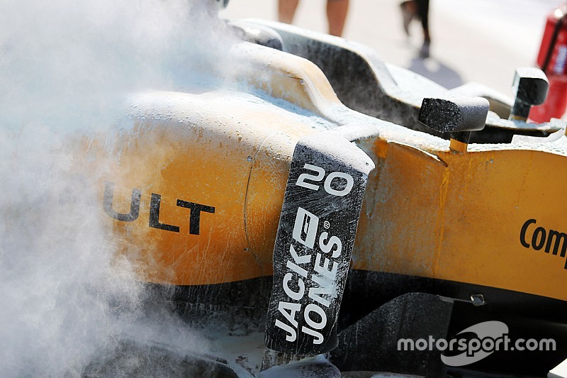 Mobil Magnussen terbakar, sesi latihan sempat tertunda