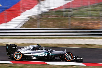 Formel 1 in Sepang: Mercedes im Training 1 Sekunde vor Ferrari