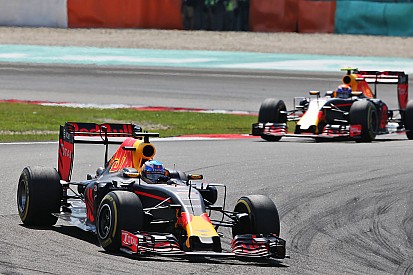 Red Bull sacó tajada de su presión a Mercedes