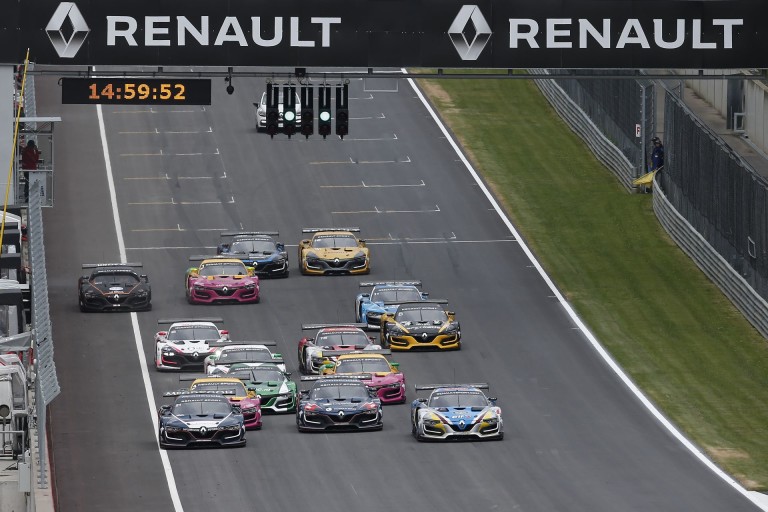 Remek hírek: Kubica újra zárt pályán fog versenyezni egy RS01 volánja mögött!