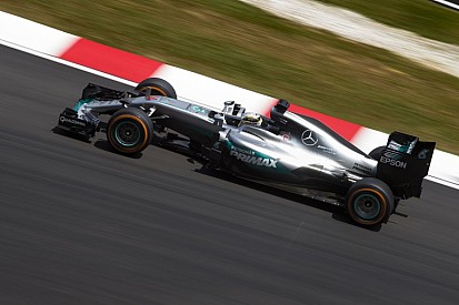 Hamilton űridővel nyerte meg a harmadik edzést Verstappen, Rosberg és a két Ferrari előtt