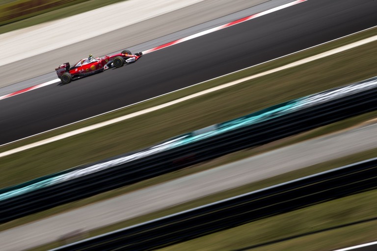Epic fail a Ferrarinál pénteken: egy lámpát felejtettek Räikkönen kocsijában?