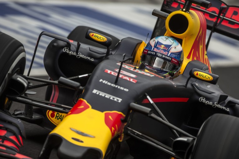 Ricciardo majd kiugrik a bőréből: Hamilton OUT, de ő nem szomorkodik emiatt