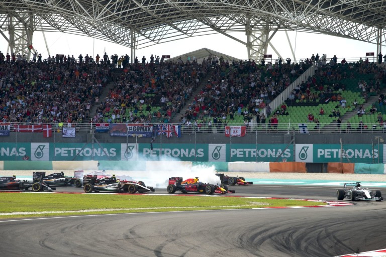 Vettel telefonon kért bocsánatot Rosbergtől a rajtnál történtek miatt!