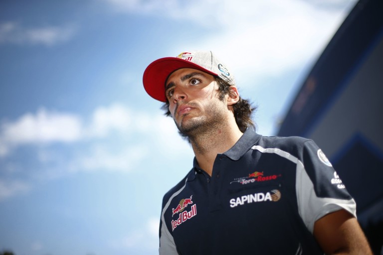 Ma 22 éves Carlos Sainz Jr., a Toro Rosso versenyzője