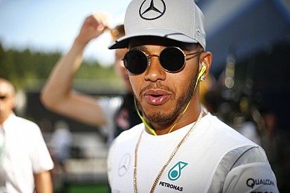 Hamilton szerint időt kell adni Verstappennek: Mi a fenét csináltunk 18 évesen?