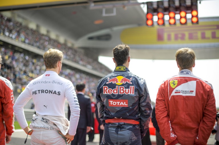 A Red Bull szerint Vettel szerencsétlen és idén már futamot is nyerhetett volna a Ferrarival
