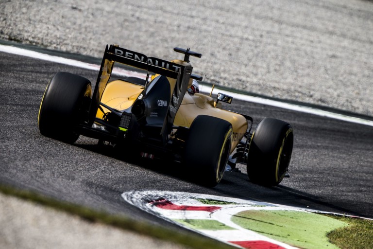 A Renault 2017-re halaszthatja a döntést: megpróbálják kivásárolni Sainz-ot?