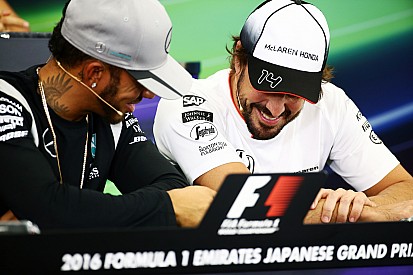 Hamilton se divierte con su snapchat durante la rueda de prensa
