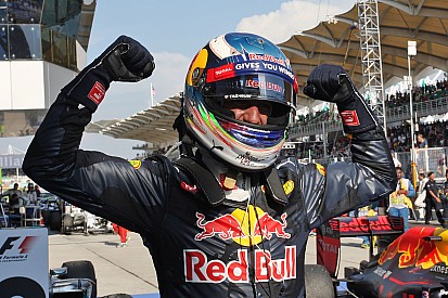 Ріккардо: Проблеми з двигунами в Mercedes можуть допомогти Red Bull