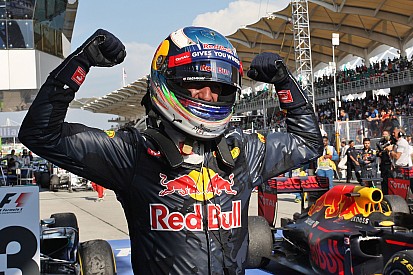 Ricciardo se frota las manos ante la fiabilidad de Mercedes