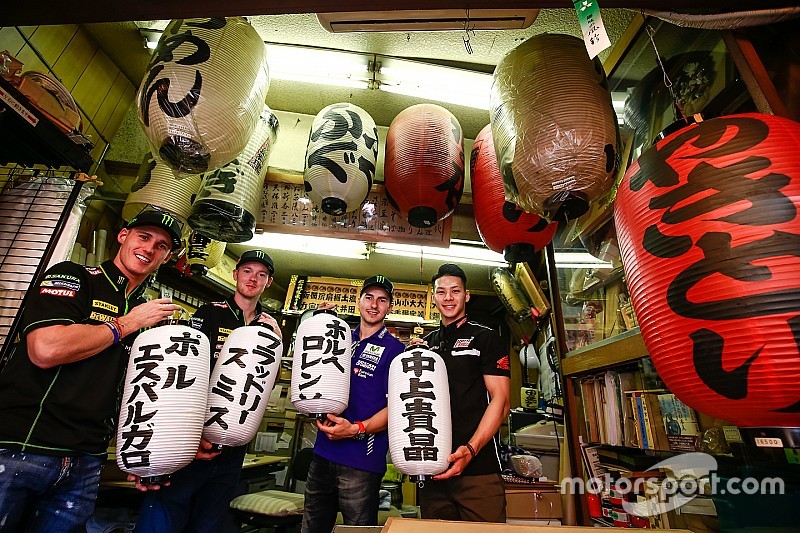 Los pilotos hacen turismo en Tokio antes de afrontar el GP de Japón