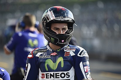 Encore à terre, Lorenzo abandonne son titre à Márquez
