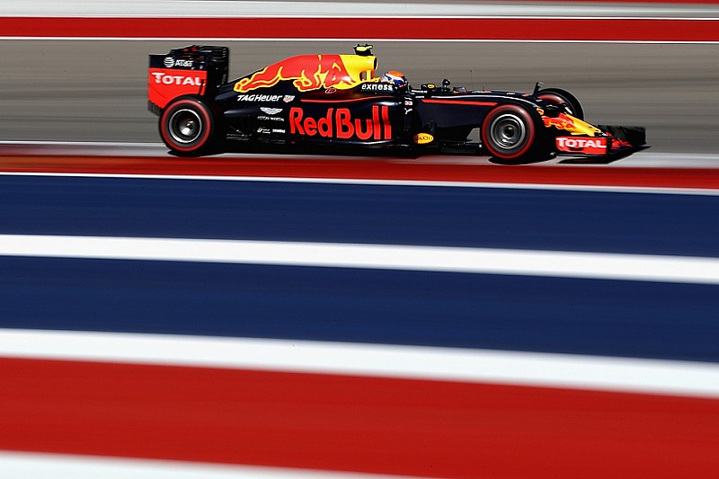 Hamilton desconfía de Red Bull: