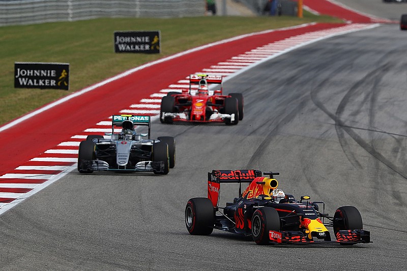 Red Bull considera que la diferencia con Mercedes es por el motor