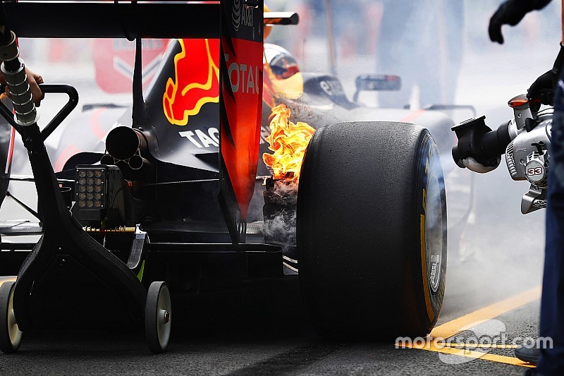 Hamilton bovenaan in VT1 Mexico, Verstappen eerder klaar na vlammen