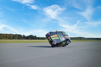 Un record de vitesse en voiture... sur deux roues !