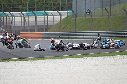 Meerdere rijders lopen verwondingen op in hectische Moto3-race