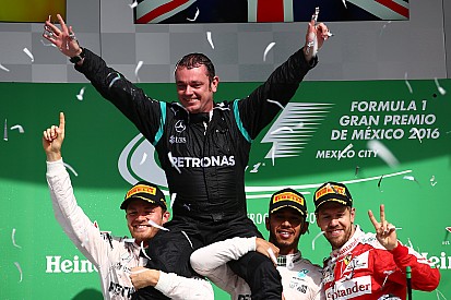 Verstappen verliest podiumplaats na tijdstraf, zege Hamilton