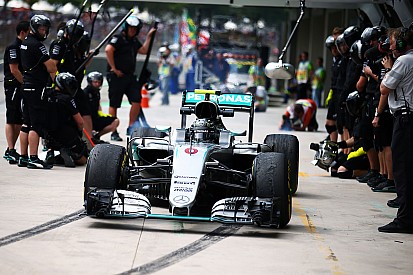 Mercedes: spostata la piazzuola del pit stop per un avvallamento