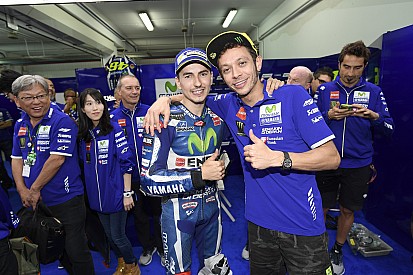 Lorenzo y Rossi se abrazan en su última carrera juntos