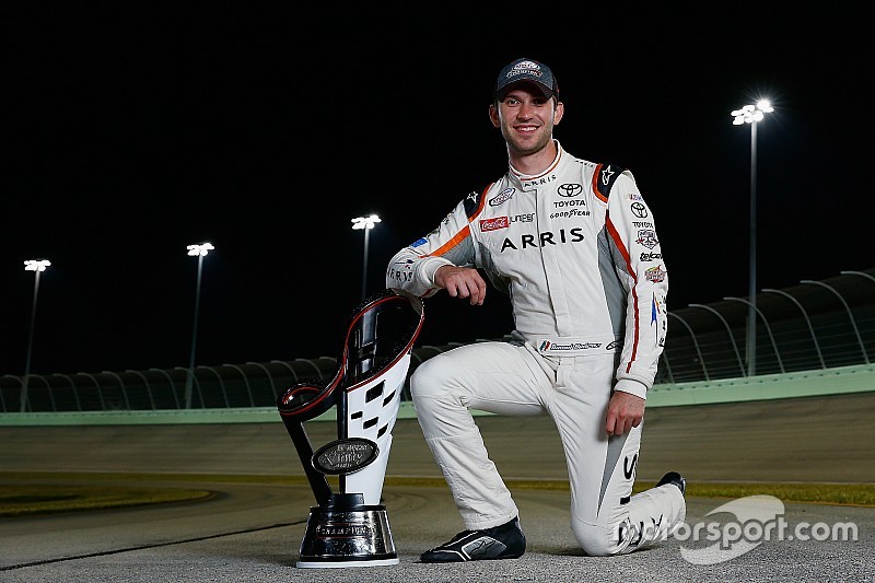 Daniel Suárez recibe su trofeo de campeón de la Xfinity Series