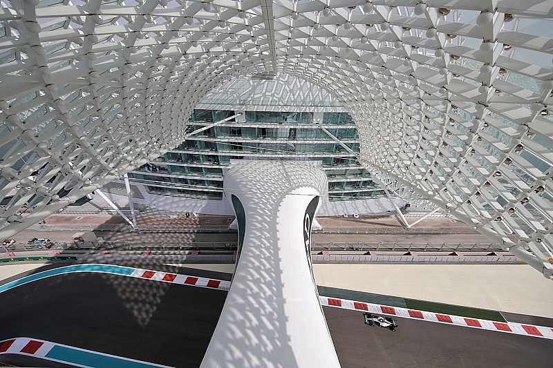 Hamilton voor Rosberg in eerste training Abu Dhabi, Verstappen derde