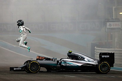Champion du monde, Rosberg est "fier d'avoir imité" son père