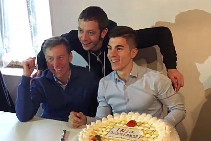 Viñales celebra su cumpleaños con Rossi y Jarvis