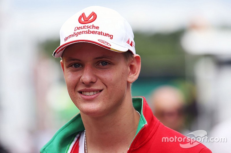 Ferrari legt rode loper uit voor Mick Schumacher
