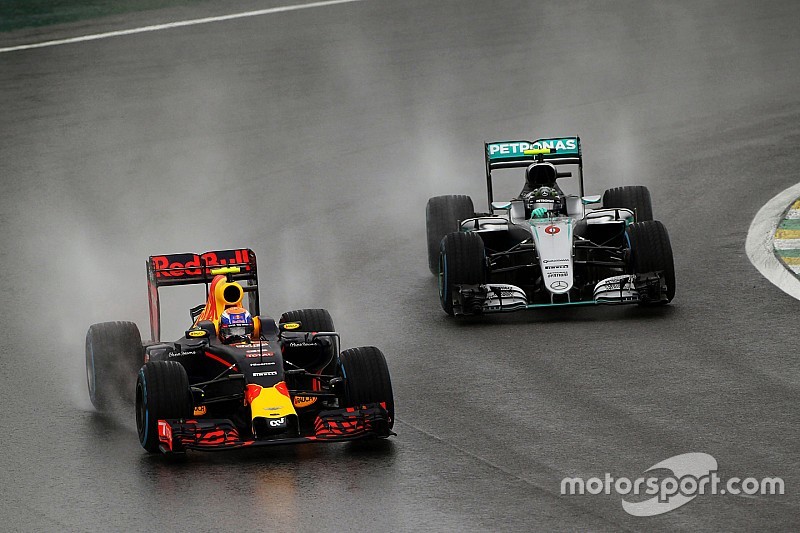Inhaalactie Verstappen in Brazilië door fans verkozen tot beste van het jaar