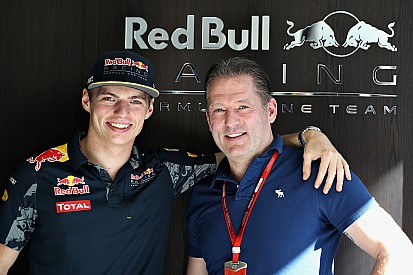 Jos Verstappen: "Max volop in training en is heel enthousiast"