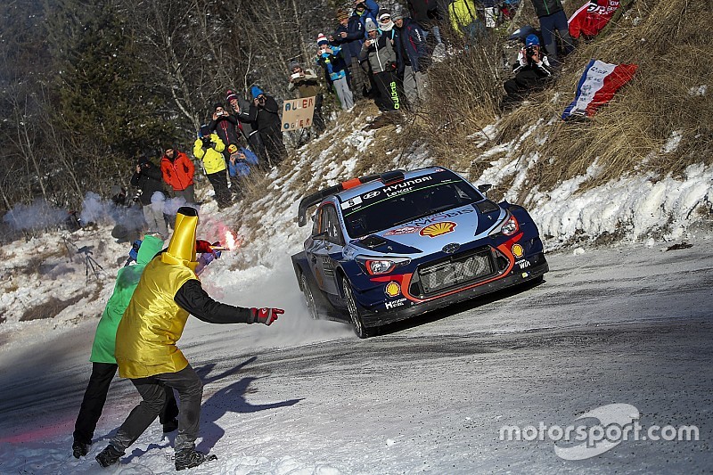 WRC: Ogier dreht auf, Neuville weiterhin an der Spitze