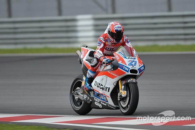 Stoner begonnen aan Ducati-test op Sepang, Lorenzo kijkt toe