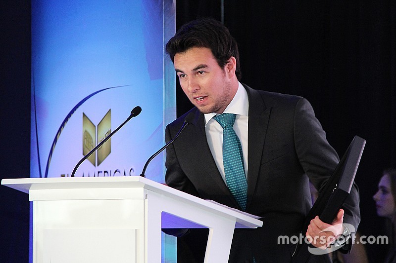 Checo Pérez se une a protestas contra muro de Trump