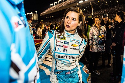 Stewart-Haas Racing verklagt Danica Patricks Sponsor