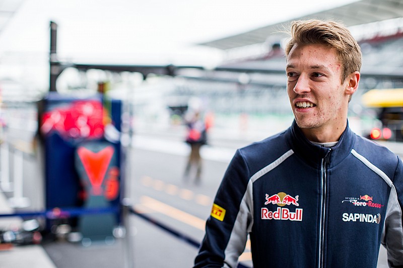 Квят побывал на базе Toro Rosso