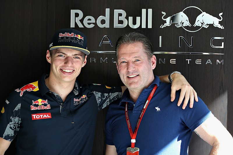 El padre de Verstappen cree que aún es pronto para pelear por el título