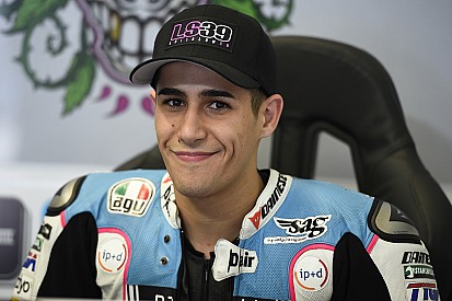 Una exposición de fotos recuerda a Luis Salom en el Circuit de Barcelona