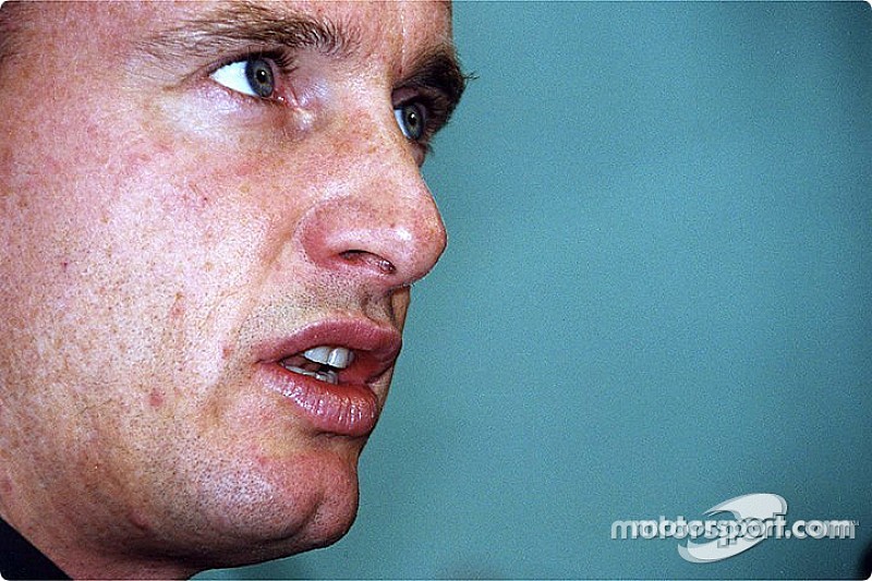 Irvine: Vettel kendi soytarılıkları yüzünden şampiyon olamadı