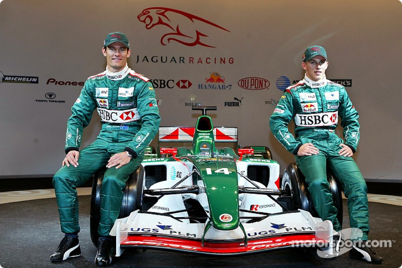 Mark Webber ve Christian Klien pose ve yeni Jaguar R5