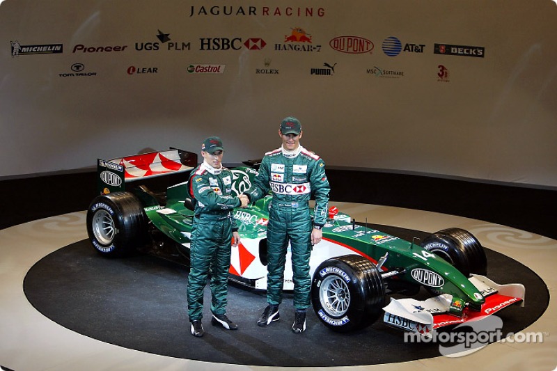 Christian Klien ve Mark Webber pose ve yeni Jaguar R5