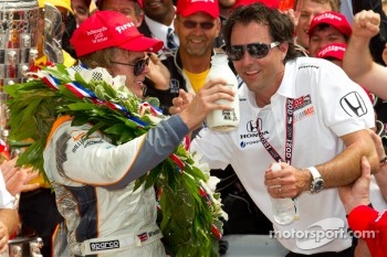 Victory circle: race winner Dan Wheldon, Bryan Herta Autosport with Curb / Agajanian celebrates with Bryan Herta